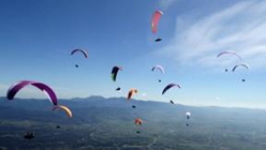 Parapents sobrevolant el Berguedà