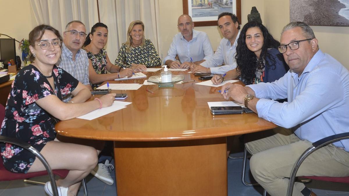 La nueva delegada del Consell se reunió con representantes municipales, encabezados por el alcalde, Wences Alós.