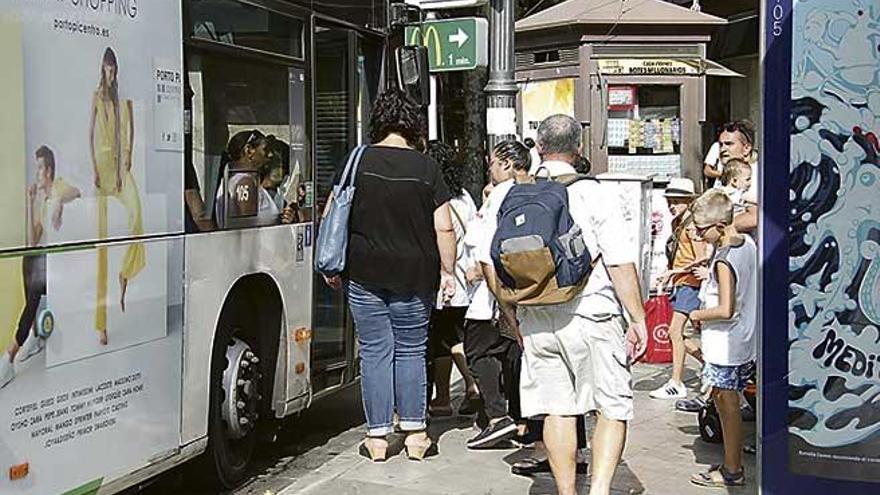 Pasajeros subiendo a uno de los autobuses de la EMT.