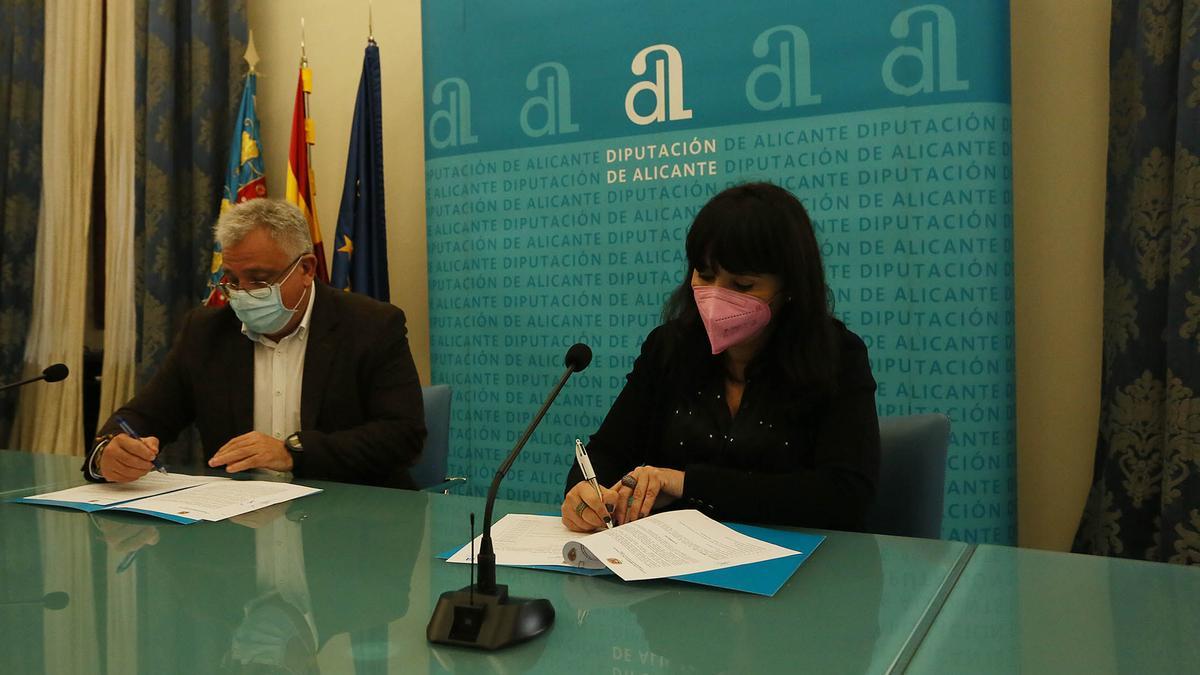 Julia Parra y Antonio Manresa, en la firma del acuerdo.