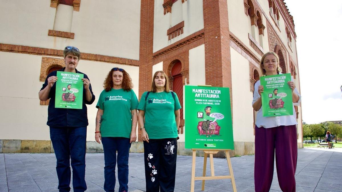 Xabel Vegas, a la izquierda, y Covadonga Tomé, a la derecha, con integrantes de "Asturies Antitaurina", este lunes frente a El Bibio.
