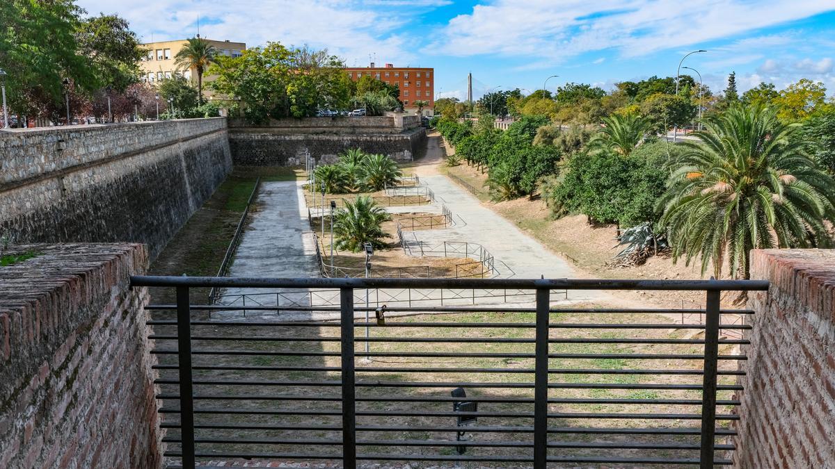 Estado actual de la pista de patinaje en el foso del baluarte de San Vicente, en desuso desde hace años.