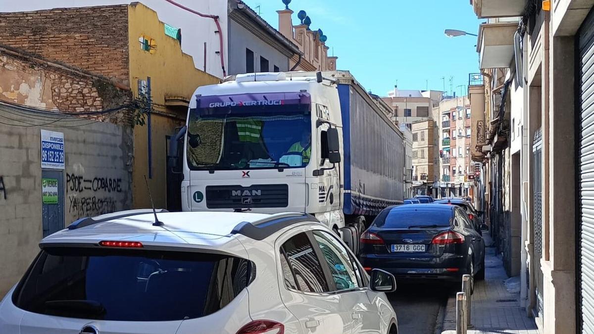 Tráfico en la calle Rafael Valls de Manises