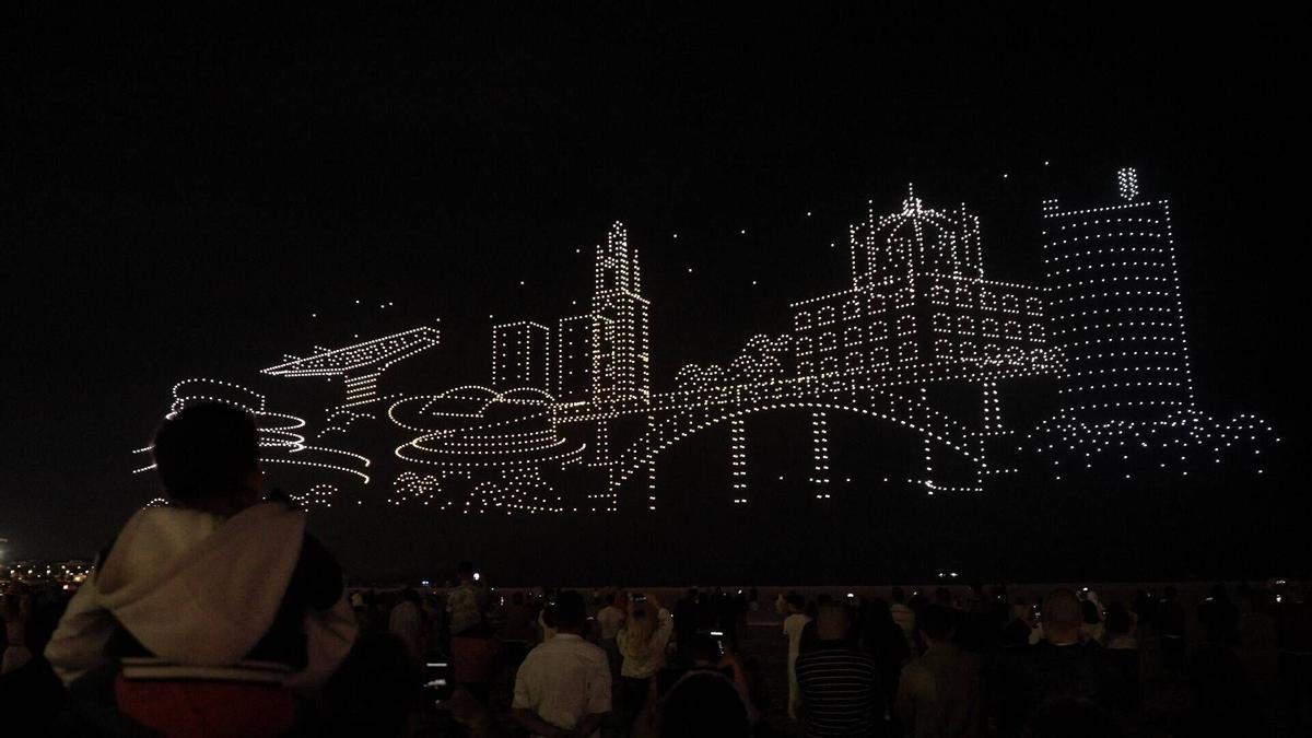 Treballadors i espectacles de l'empresa gironina Flock Drone Art