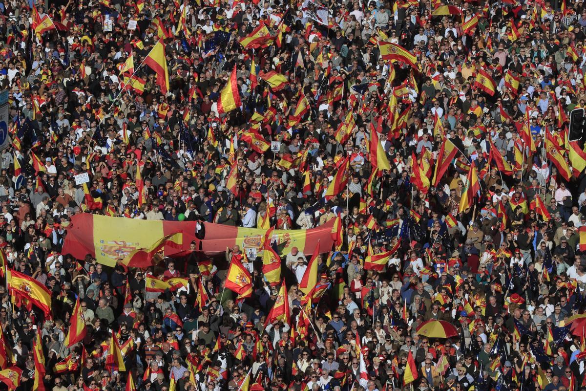 Manifestación multitudinaria contra la amnistía en la Plaza de Cibeles de Madrid