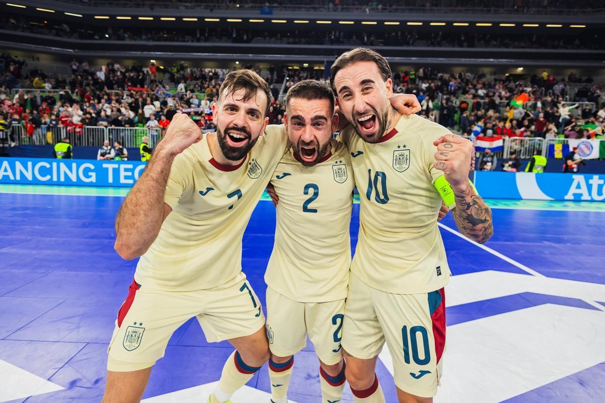 Cecilio, en el centro, celebra la conquista del título europeo.