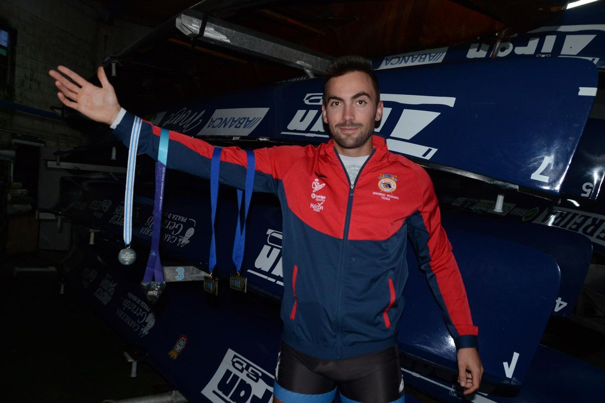 Rodrigo Conde con las cuatro medallas en competiciones internacionales logradas la pasada temporada.