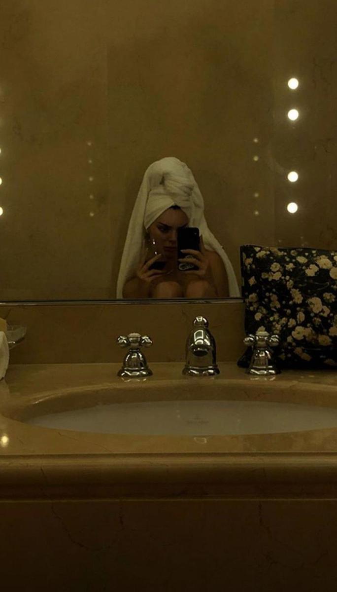 Kendall Jenner y su sexy selfie en el baño