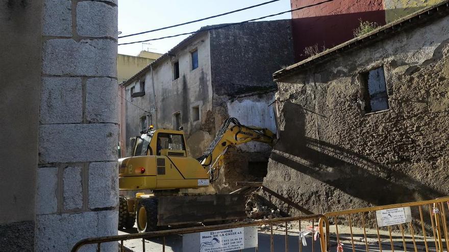 Les màquines han procedit a la demolició del paller.