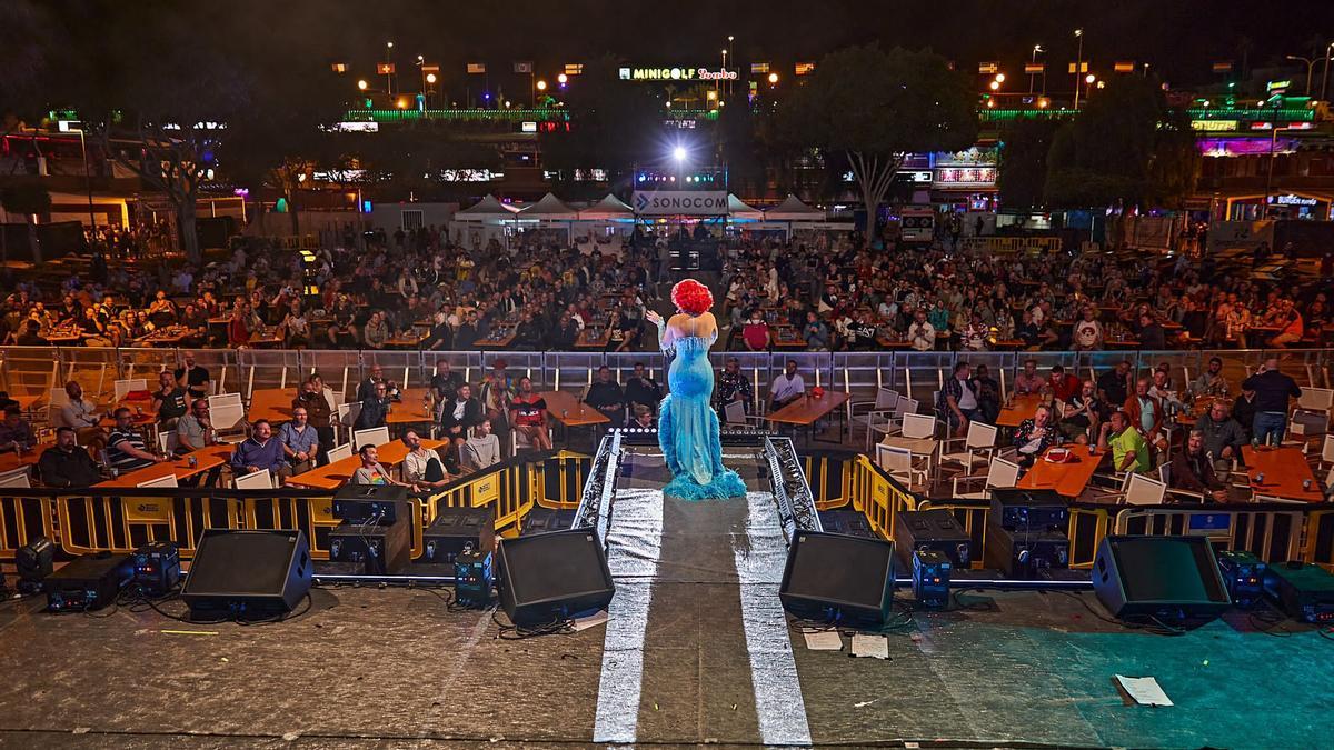 La cantante británica La Voix actúa frente a los asistentes de la pasada edición del Winter Pride.