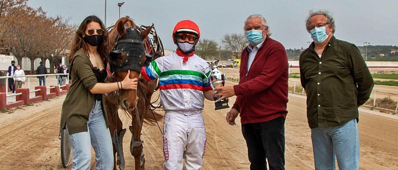 Joan Llabata entrega a Jeroni Fuster el trofeo de vencedor del ‘Premi Aniversari Hipòdrom’.