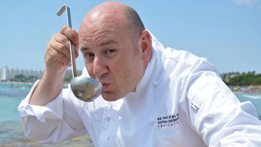 El chef con estrella Michelin Tomeu Caldentey saboreando las aguas de la playa de Sa Coma, &quot;un gusto que me transporta a las diferentes culturas que se han asentado en Mallorca&quot;.