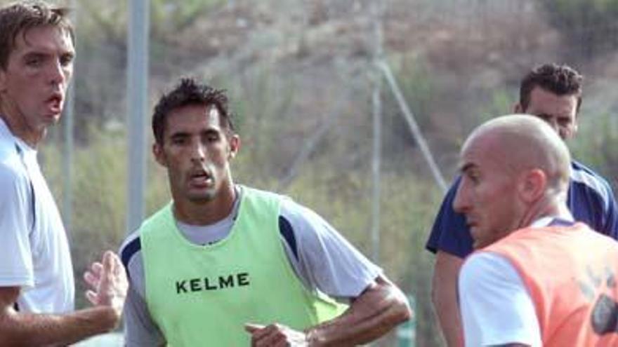 Marcos Rodríguez, que debutrará hoy, con el balón ante Rueda y Raimondi en un entrenamiento de esta semana.