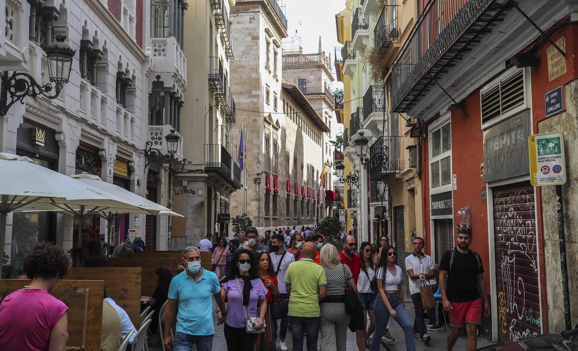 Los bares y las calles valencianas recuperan la efervescencia el 9 d'Octubre