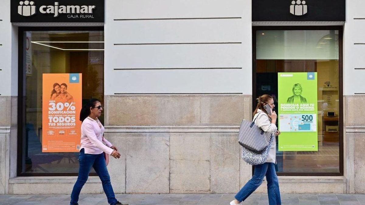 Exterior de una oficina de Cajamar en Castelló.