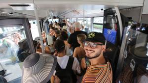 El interior de uno de los autobuses frecuentados por turistas en Barcelona.