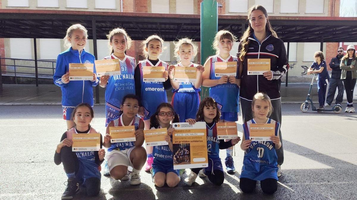 Las jugadoras más pequeñas del equipo de baloncesto ACD Val'Nalón.