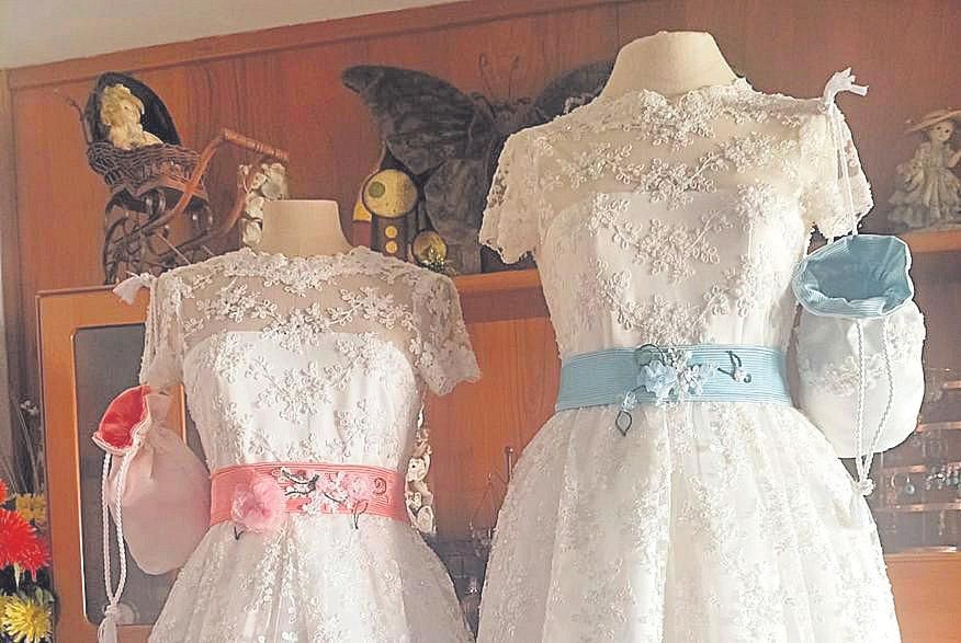 Los vestidos confeccionados en un bar por la costurera desalojada.