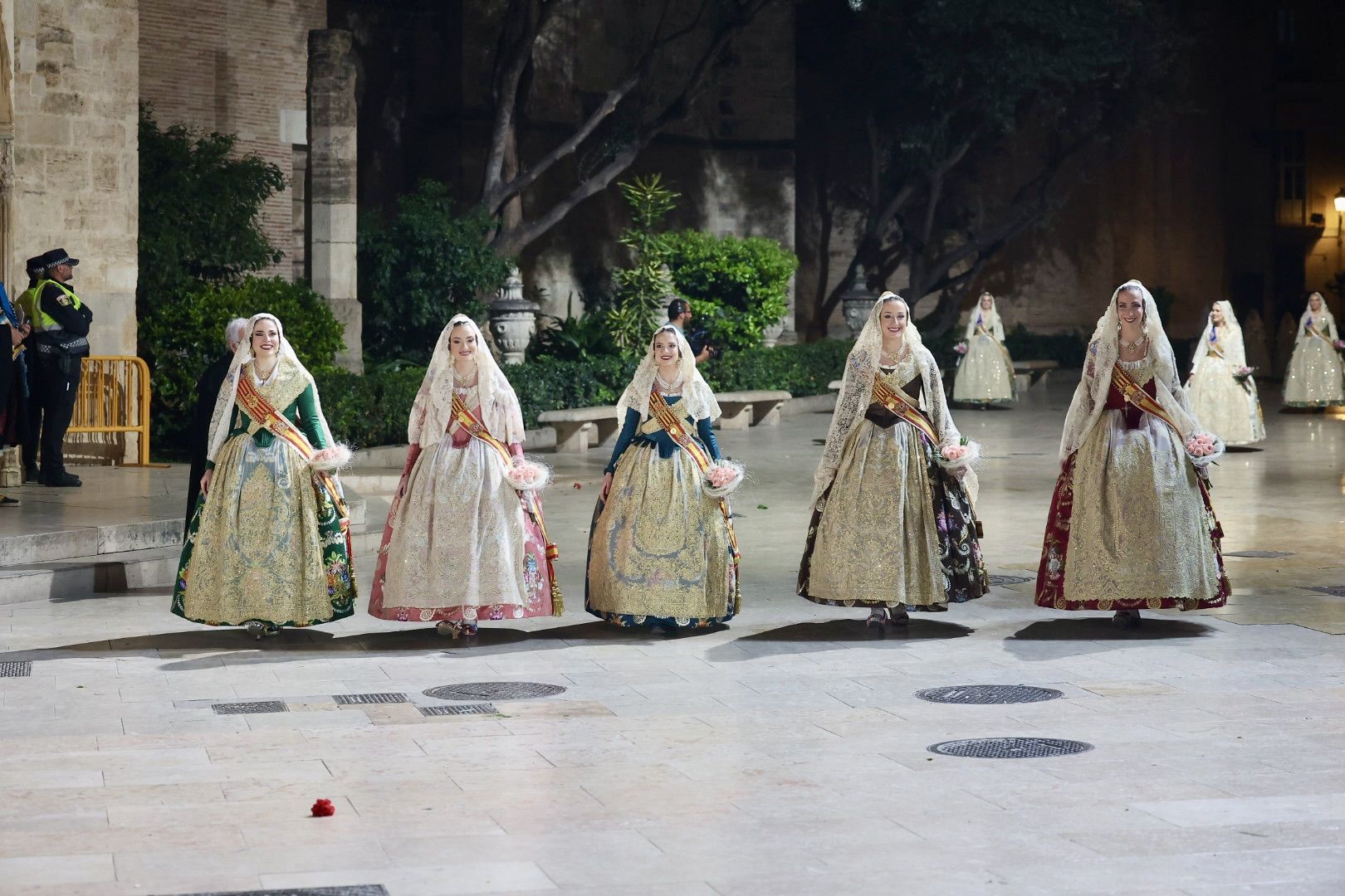 Laura Mengó y su corte coronan la ofrenda a la Virgen