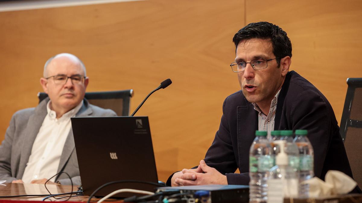 El investigador principal del proyecto, el profesor José Luis Pastor, durante la presentación de las conclusiones.