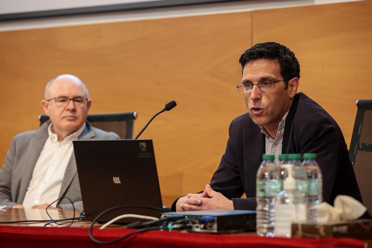 El investigador principal del proyecto, el profesor José Luis Pastor, durante la presentación de las conclusiones.