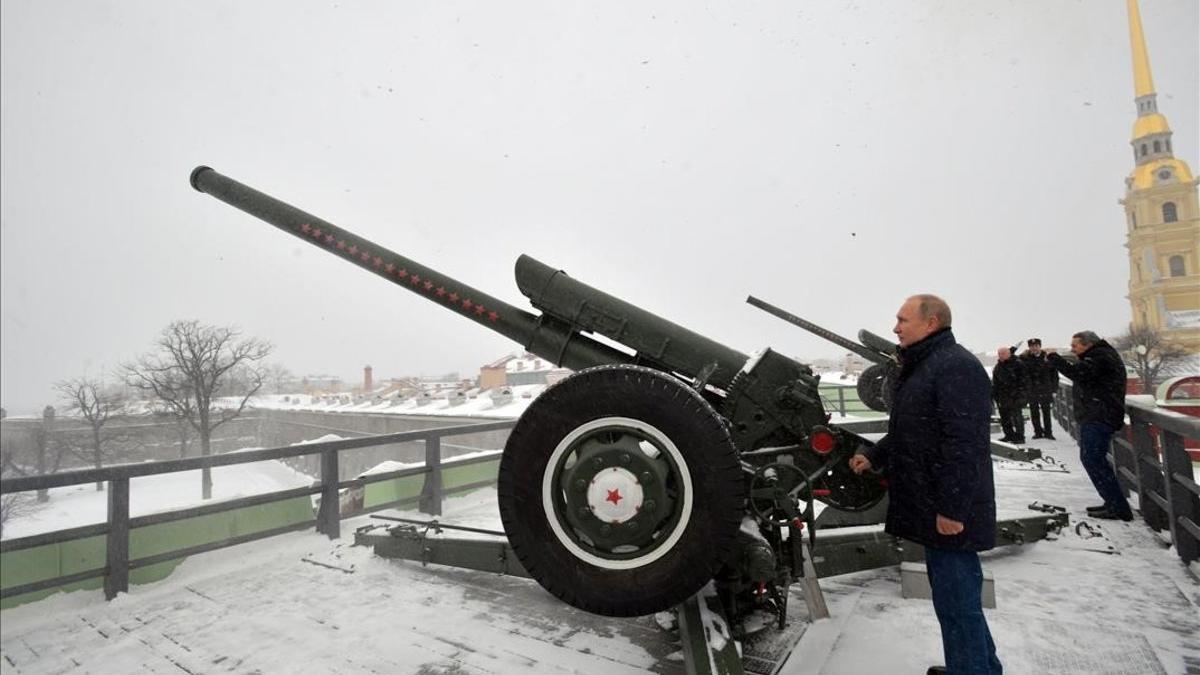 El presidente ruso, Vladimir Putin, inspecciona el arsenal de la fortaleza de Pedro y Pablo, en San Petersburgo.