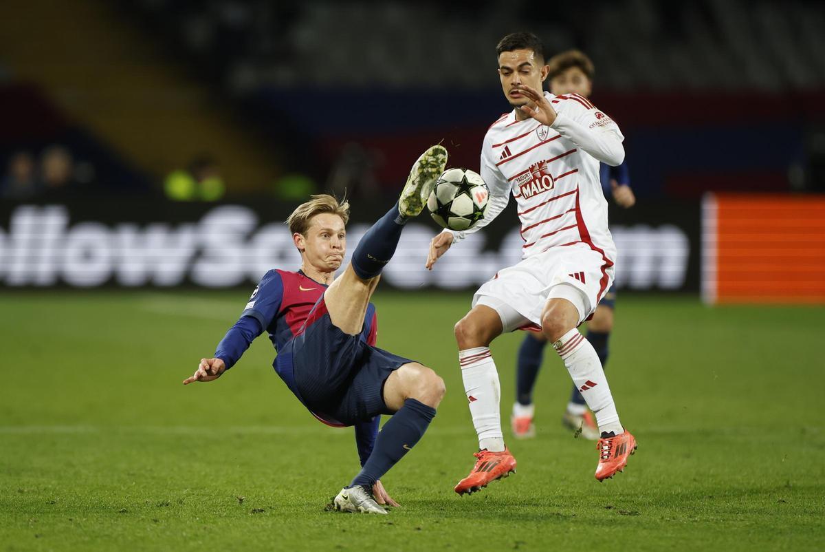 Frenkie De Jong disputa el balón con Romain Faivre en el Braça-Brest de la Champions 2024/25