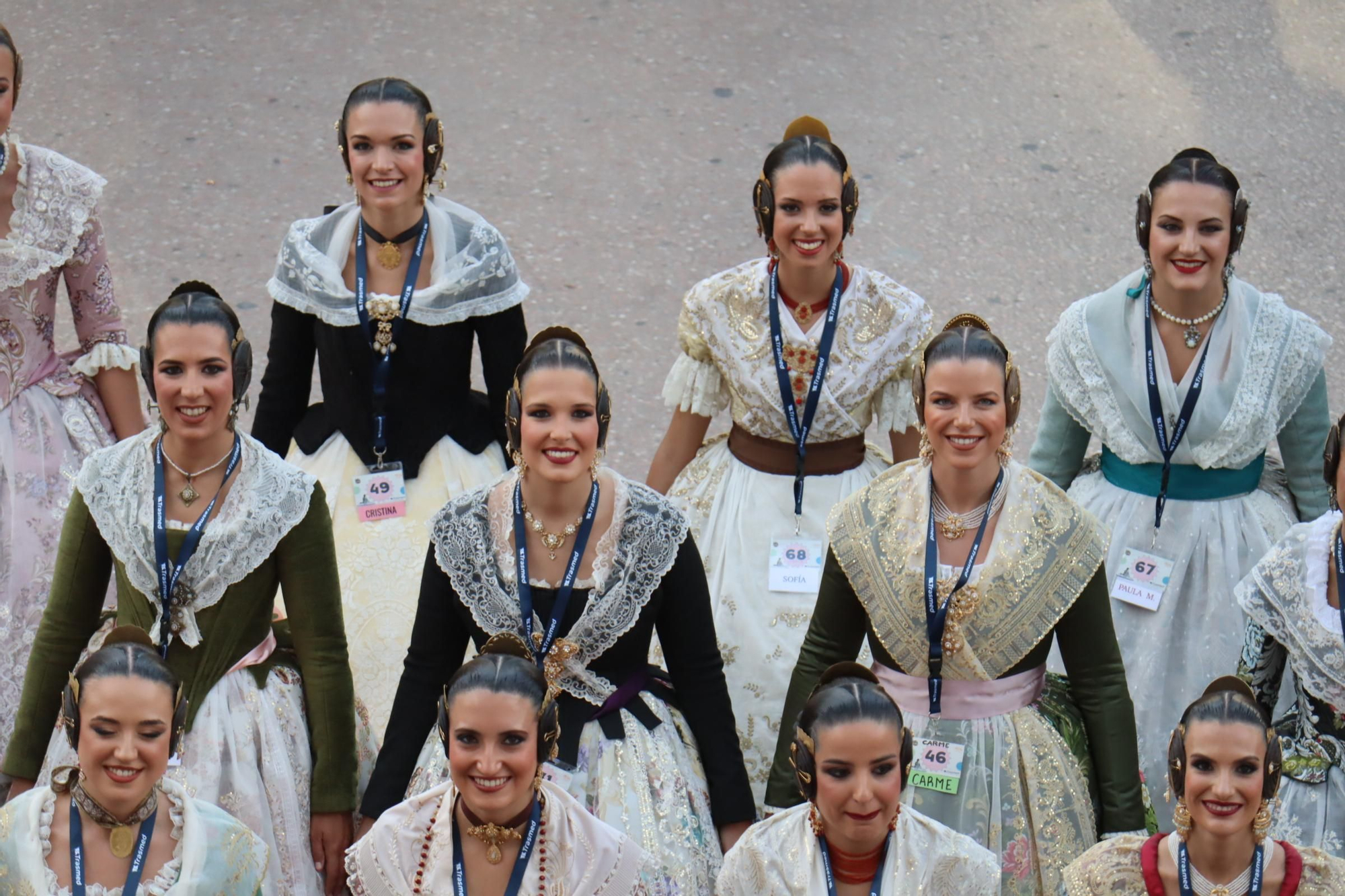 Concentración fallera en la Plaza del Ayuntamiento con las candidatas a FMV2025
