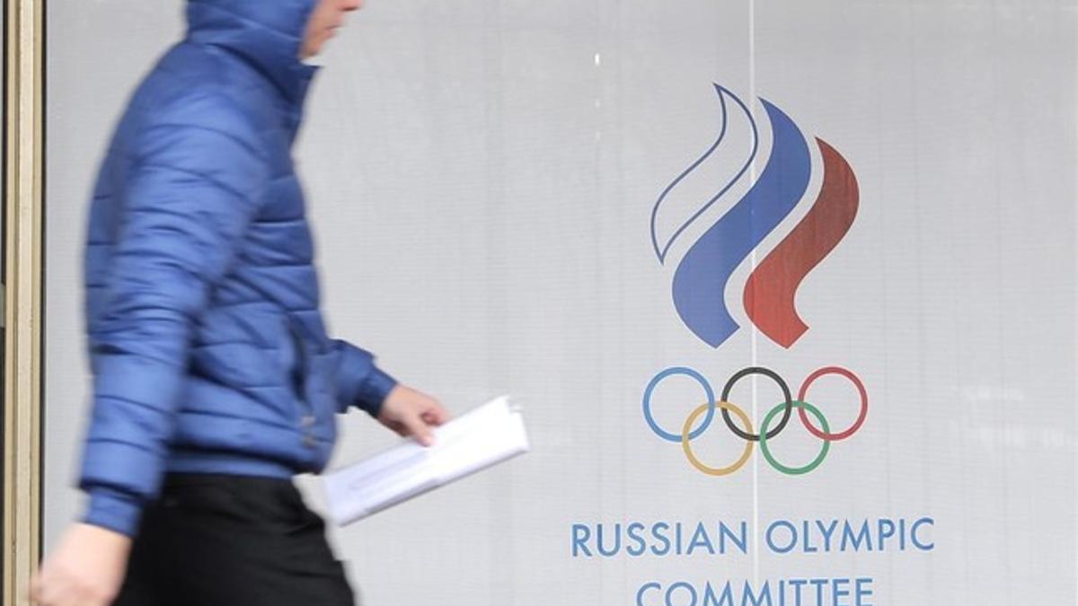 Una persona pasa junto a la sede del Comité Olímpico Ruso.