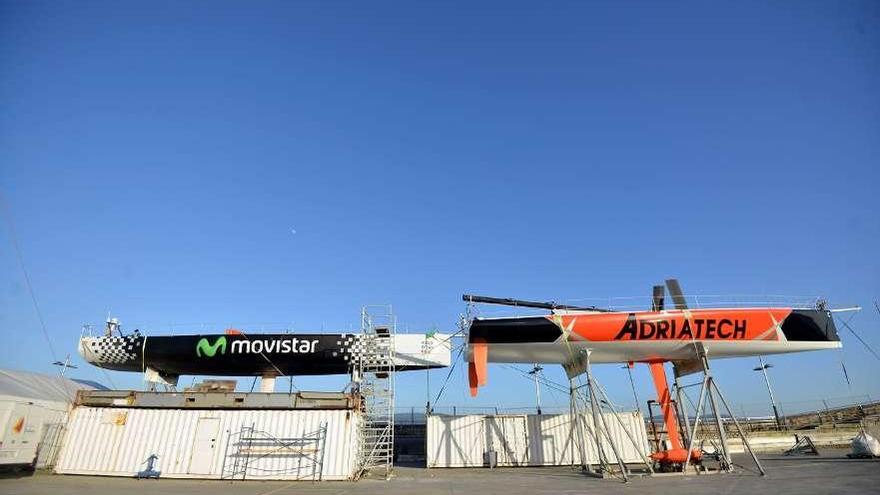 Embarcaciones de dos equipos de la Volvo Ocean Race en la explanada del puerto deportivo.  // G. Santos