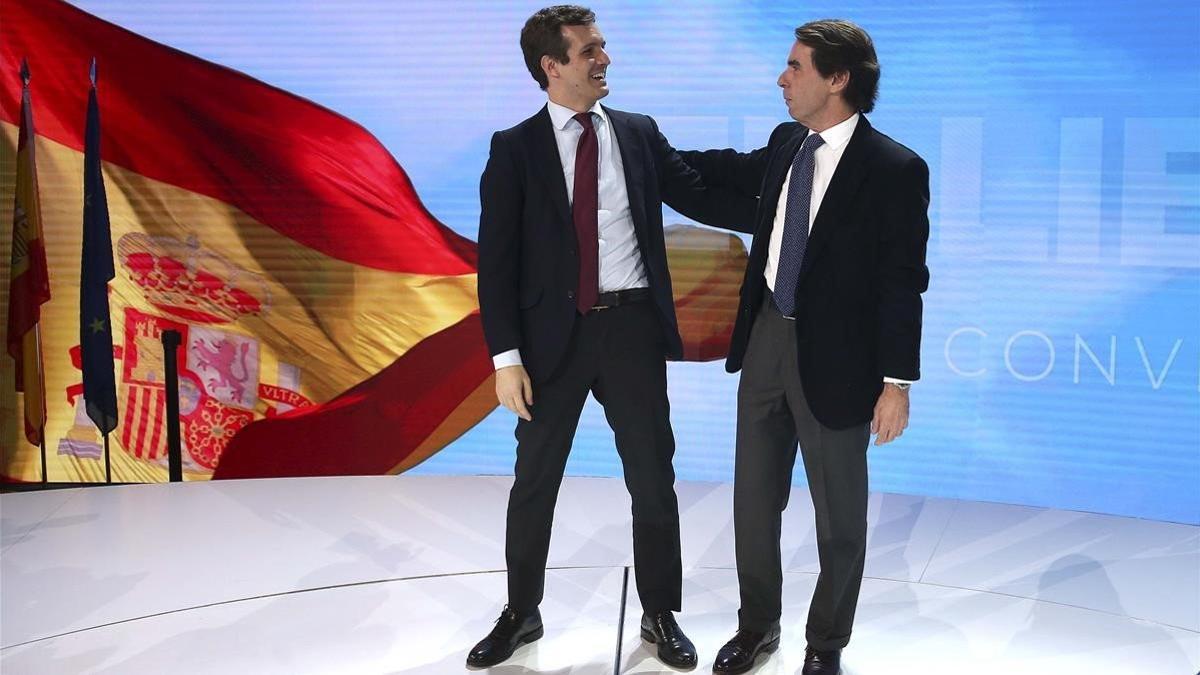 El líder del PP, Pablo Casado, arropado por el expresidente José María Aznar, en la convención nacional del partido, el pasado enero.