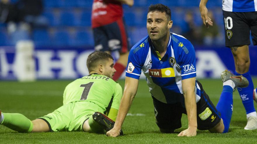 El delantero del Hércules Benja Martínez se lamenta en el partido ante el Olot en el Rico Pérez