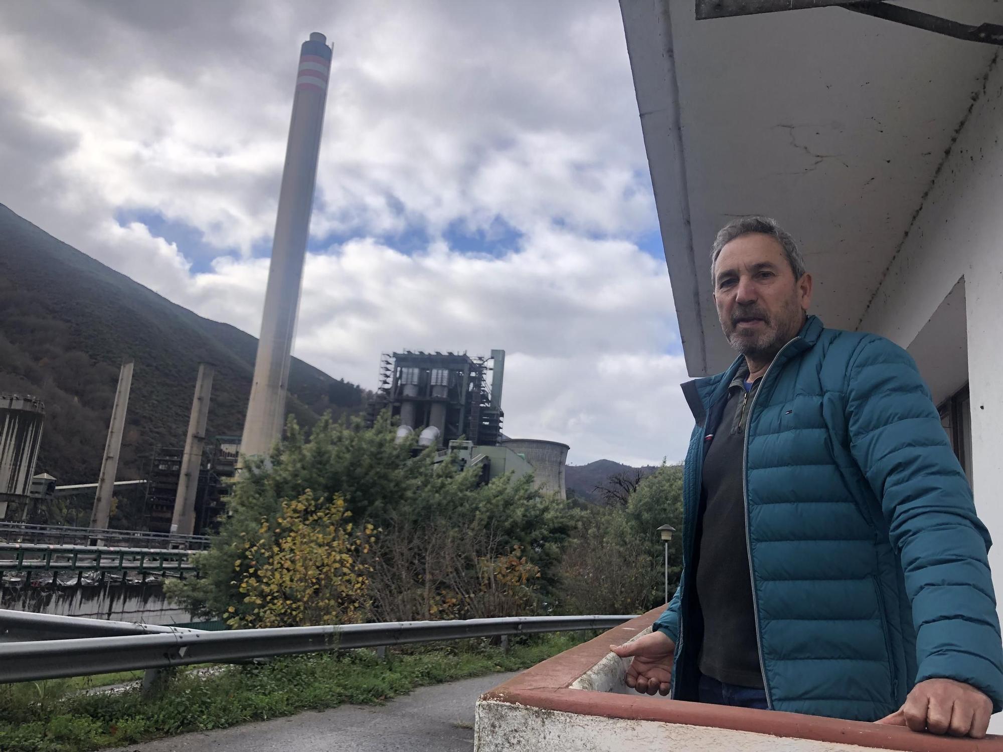 Así fue la demolición de los silos de la central térmica del Narcea.