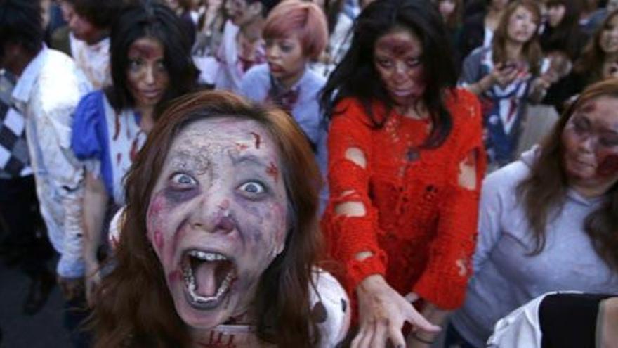 Varias personas disfrazadas de zombies