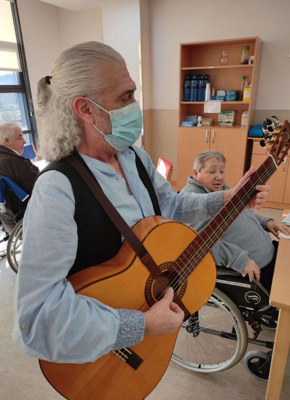 Fran Carreño, a la guitarra, en pleno recital, durante una de las sesiones el centro castrillonense. | M. Villamuza