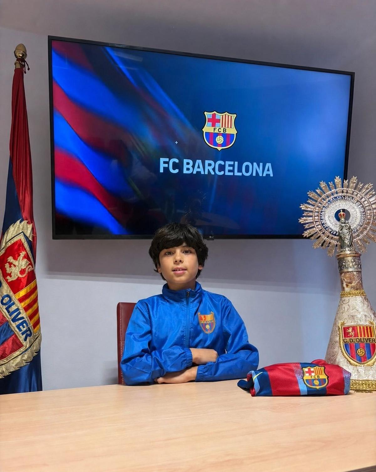Mateo Junza posa tras su firma con el FC Barcelona.