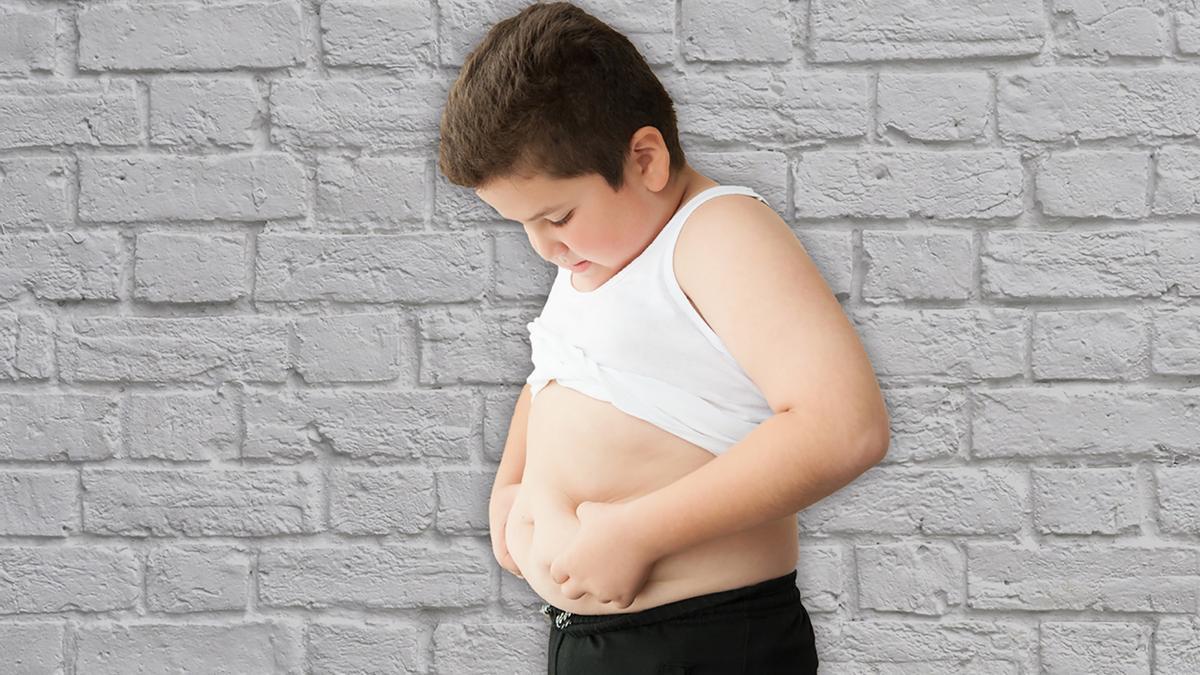 Un niño con sobrepeso.