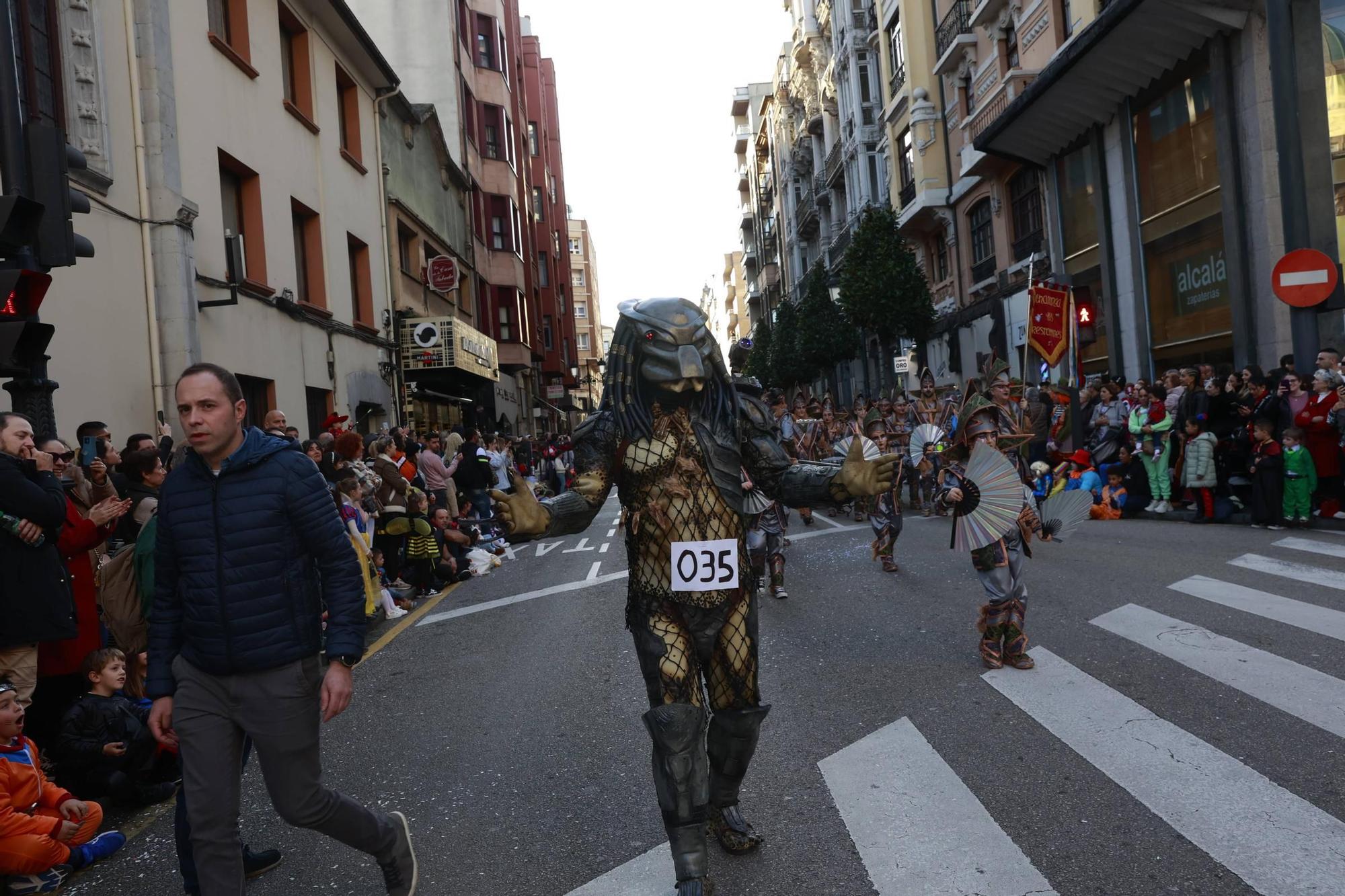 El Carnaval llena de color y alegría las calles de Oviedo