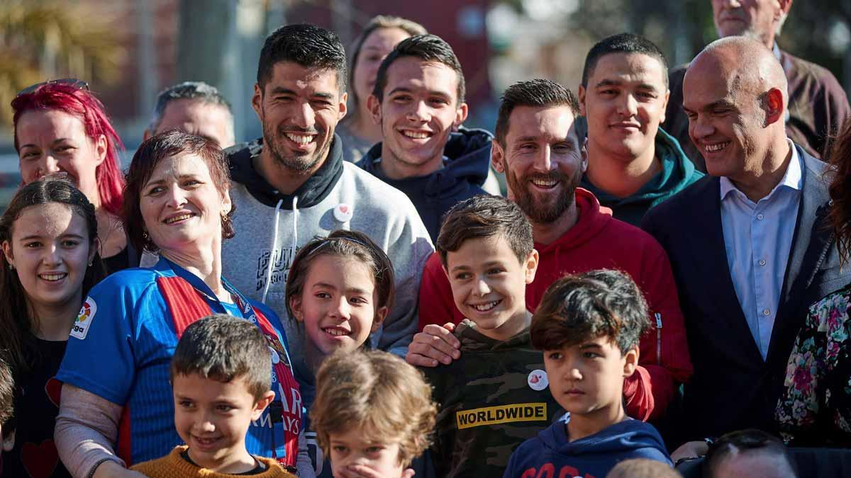 Messi y Suárez visitan a los niños ingresados en la Casa Ronald McDonald.