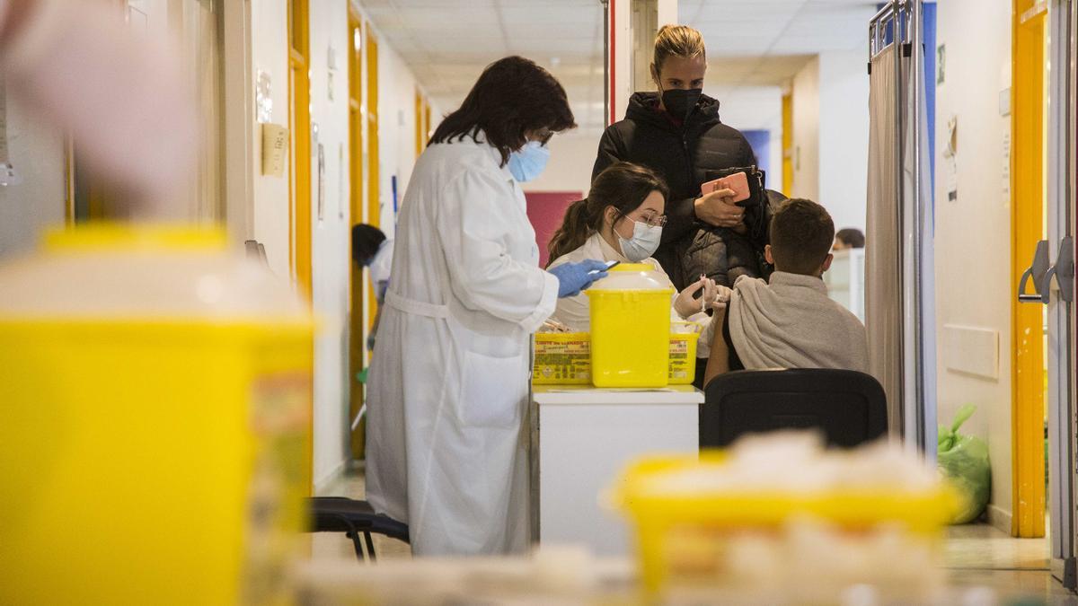 Niños y niñas se vacunan en el centro de salud Seminario (Zaragoza)