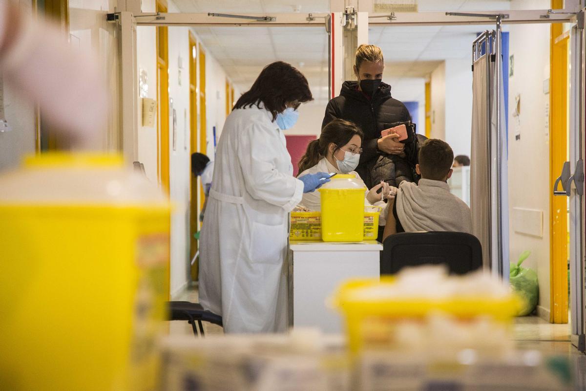 Niños y niñas se vacunan en el centro de salud Seminario (Zaragoza)