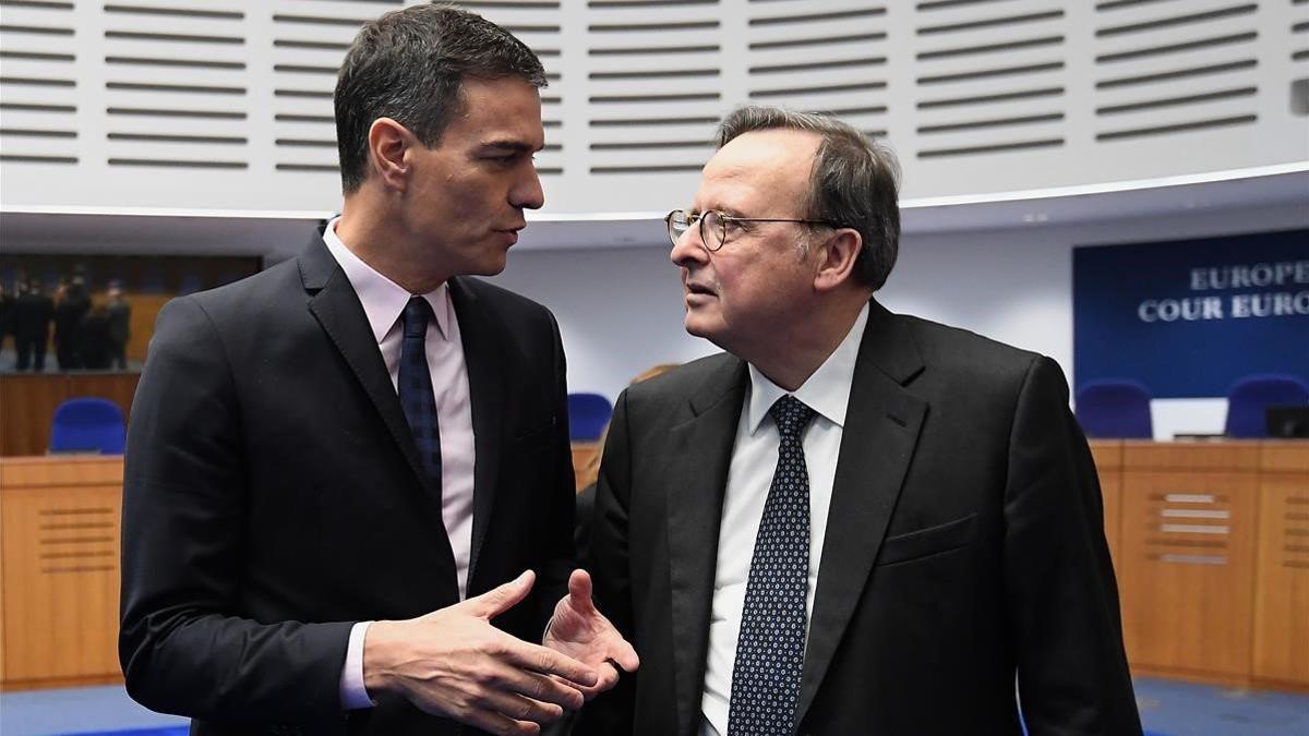 El presidente Pedro Sánchez conversó con el presidente de la Corte Europea de Derechos Humanos, TEDH, Guido Raimondi, durante una visita al TEDH en Estrasburgo, Francia.