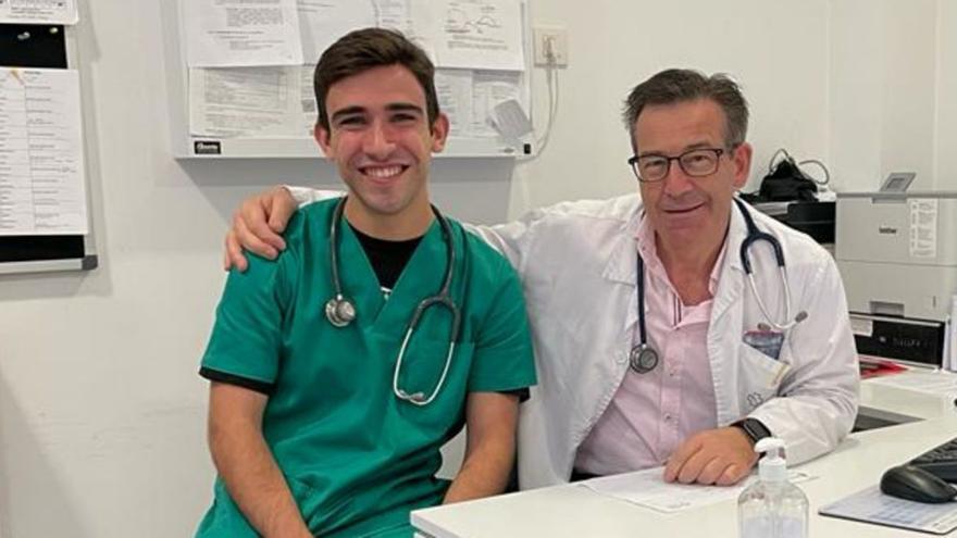 Fran Pérez con el doctor 
Nieto, en Valga.