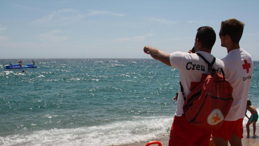 Dos socorristes de la Creu Roja en una platja gironina, en una imatge d&#039;arxiu
