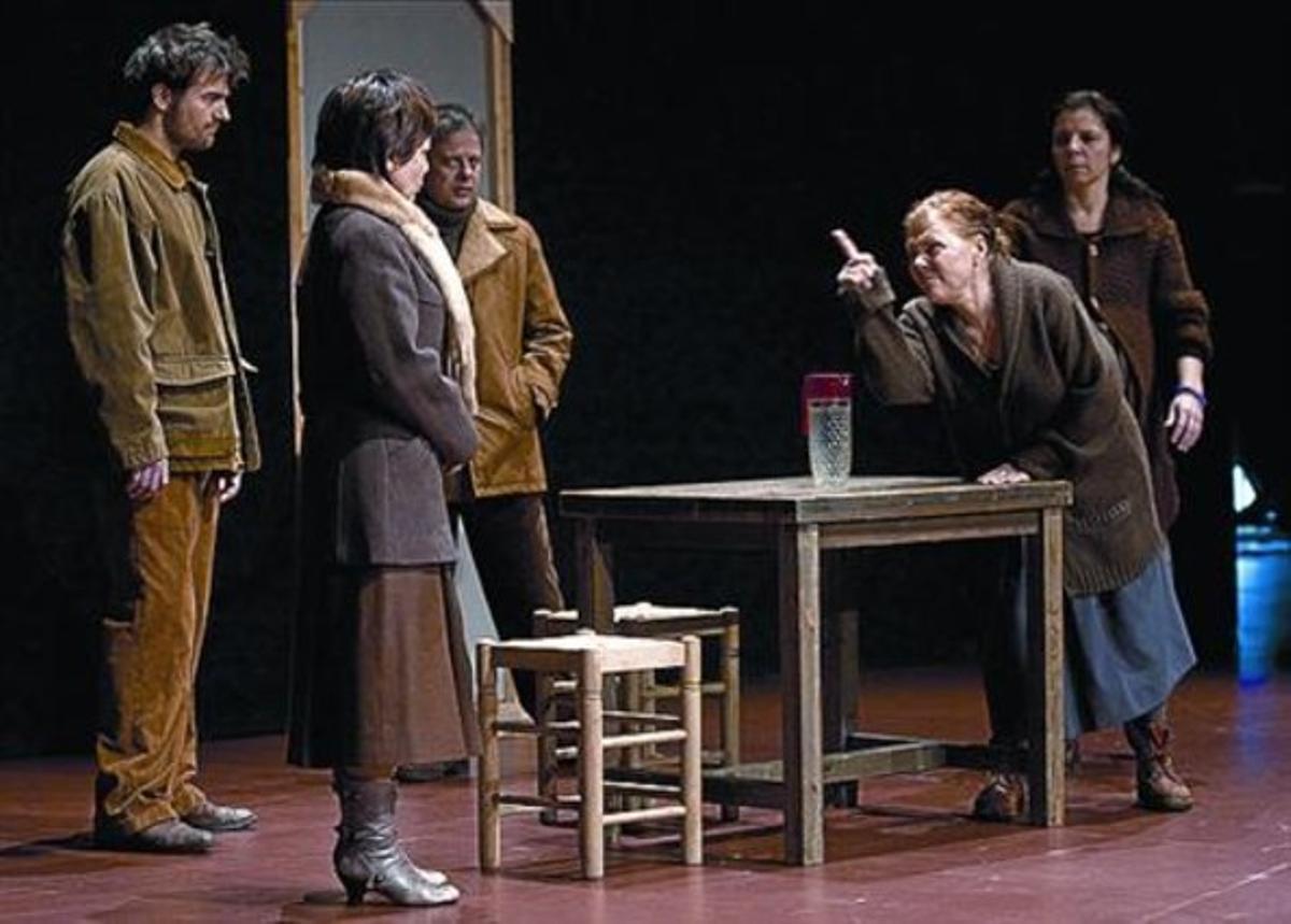 Lurdes Barba, en actitud amenaçant, en una escena de l’obra.