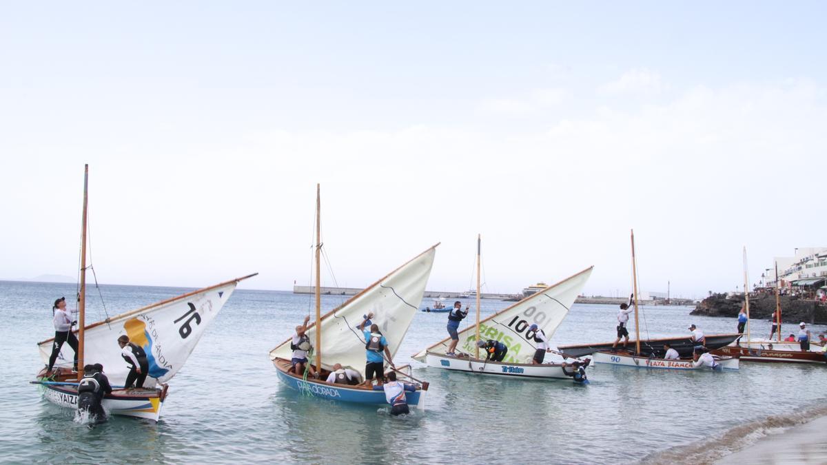 Las Fiestas del Carmen arropan el sentir de la vela latina