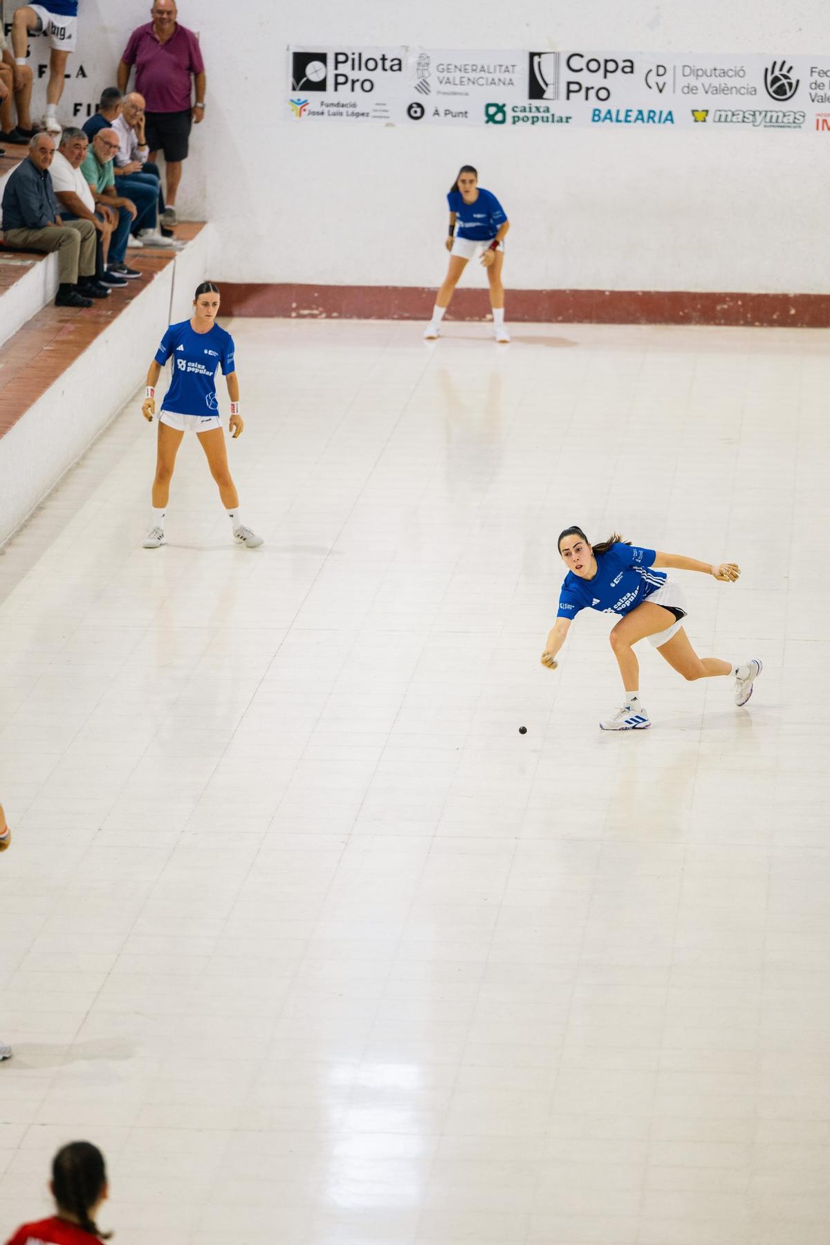 El trio de Patri de Beniflà, en acció, durant la partida de Xeraco