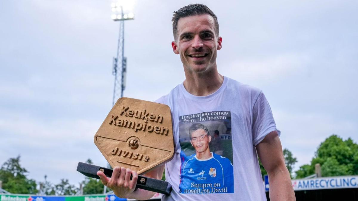 Manel Royo posa con el ascenso a la Eredivisie enfundado en la camiseta de homenaje a su añorado amigo David Meléndez