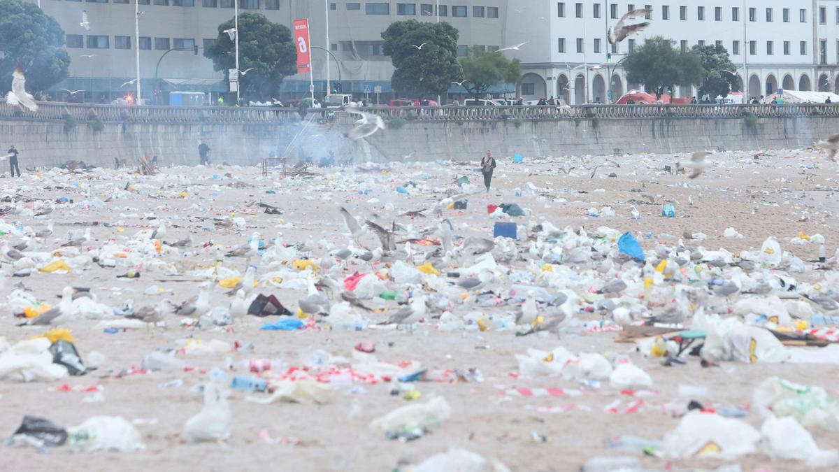 Basura en la playa del Orzán al término de San Juan en 2024
