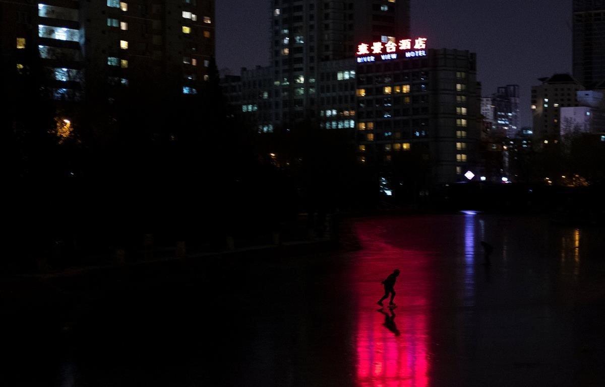 Un hombre patina en un río congelado cerca del distrito central de negocios en Beijing, China.